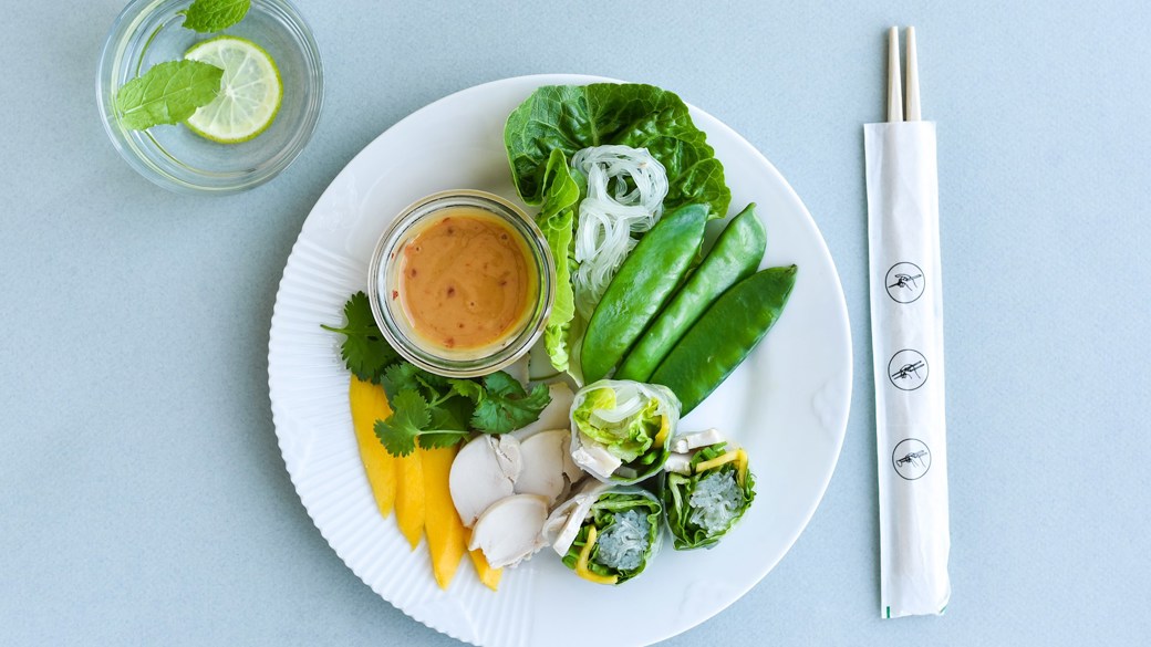 Friske forårsruller med kylling, mango og slikærter