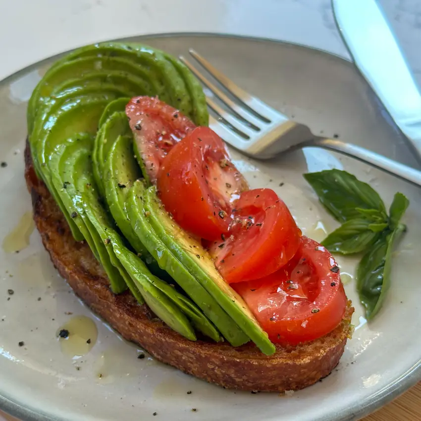 Avocadomad med mozzarella og chili