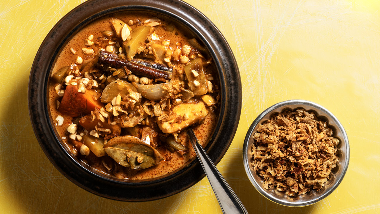 Massaman curry med rodfrugter og peanuts