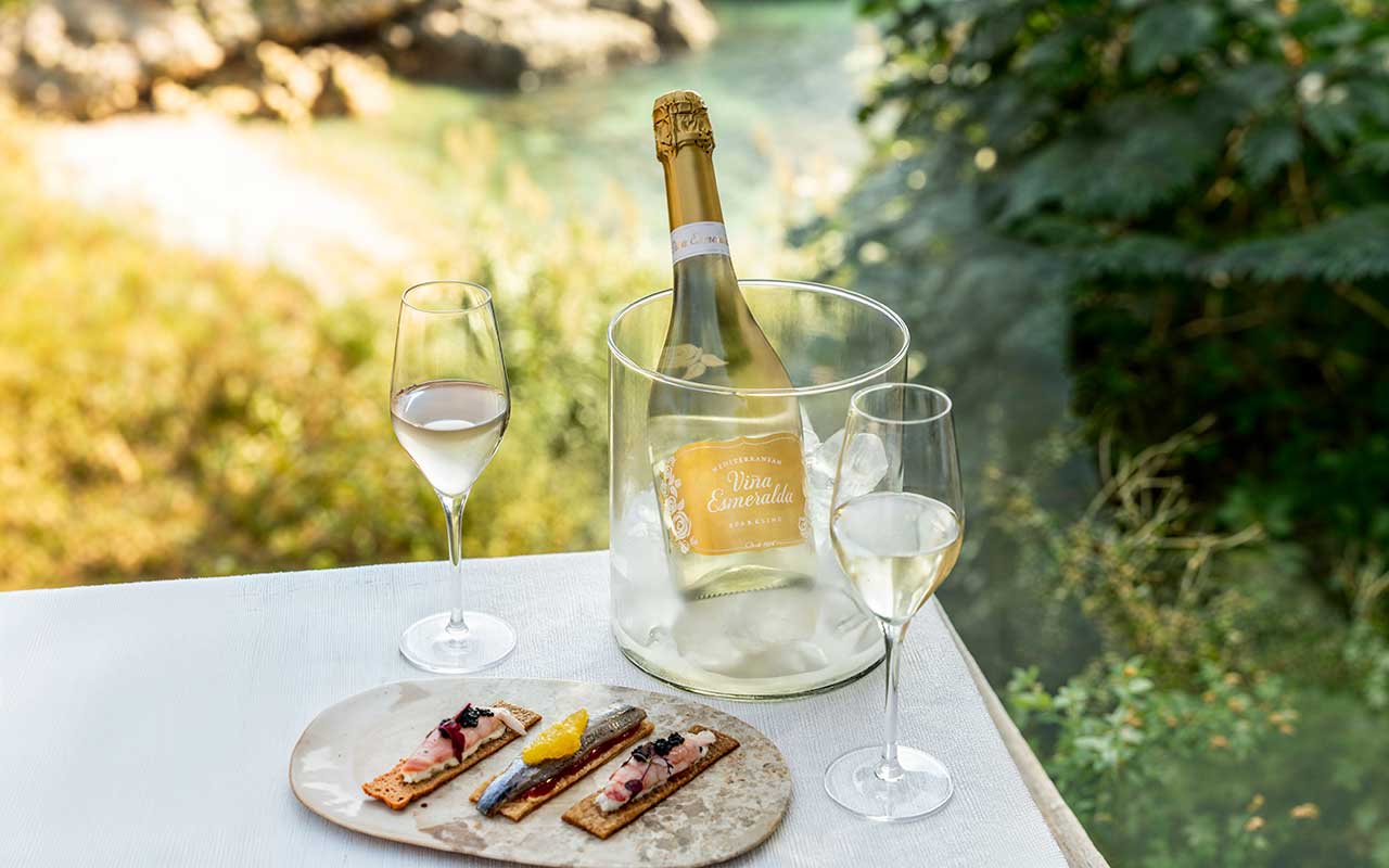 Canapéer: Røgede sardinbidder og jomfruhummertoast toppet med estragoncreme og kaviar