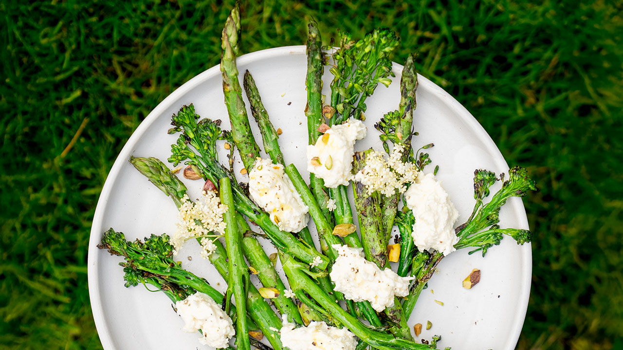 Broccolini og grønne asparges med  stracciatella, pistacienødder  og hyldeblomstvinaigrette