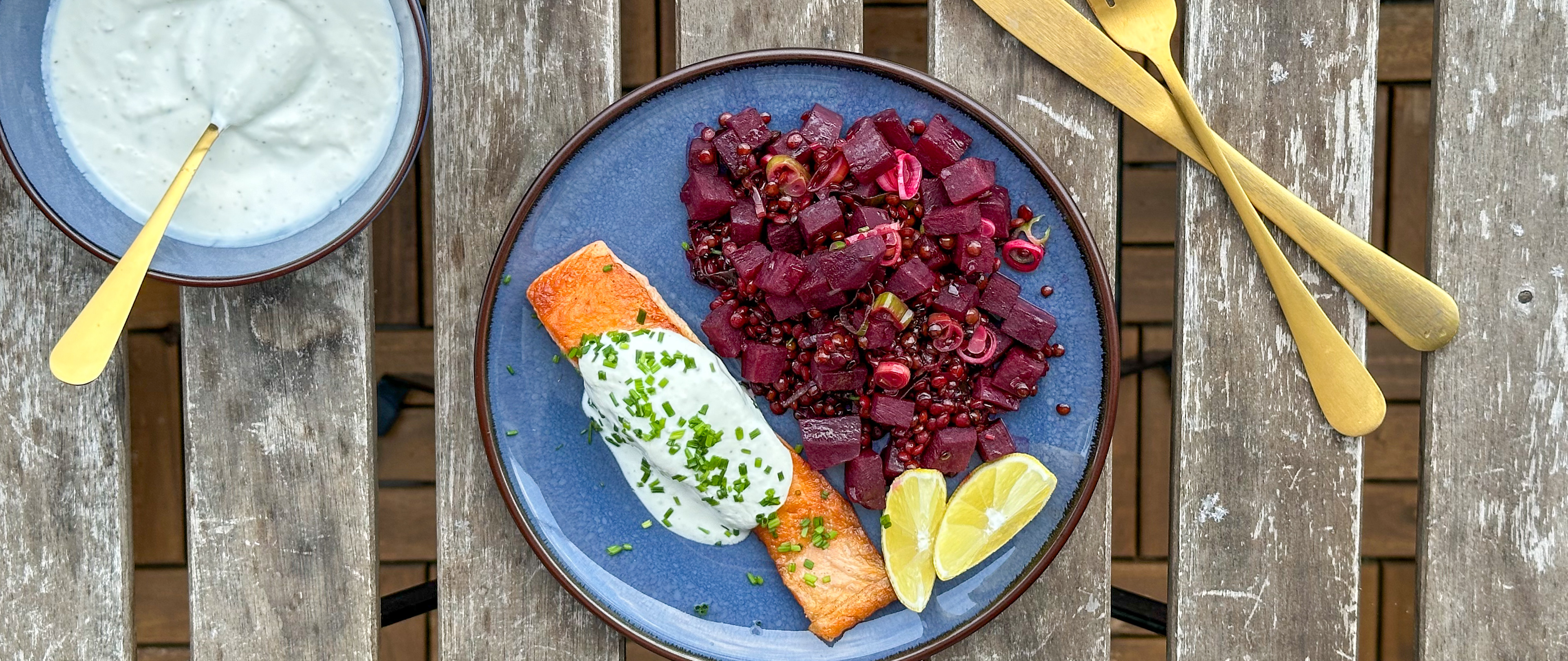 Varm rødbedesalat med linser og stegt laks