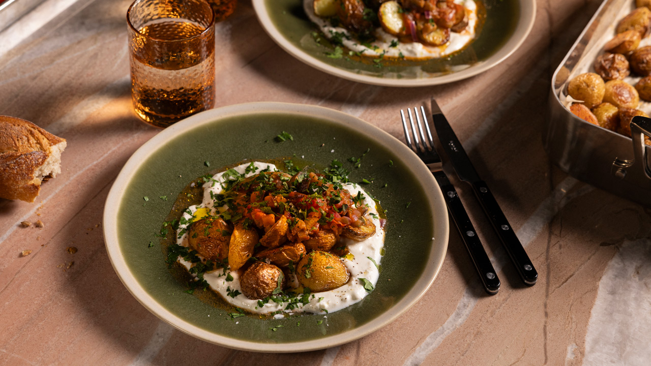 Ovnbagte kartofler med feta-yoghurt og caponata
