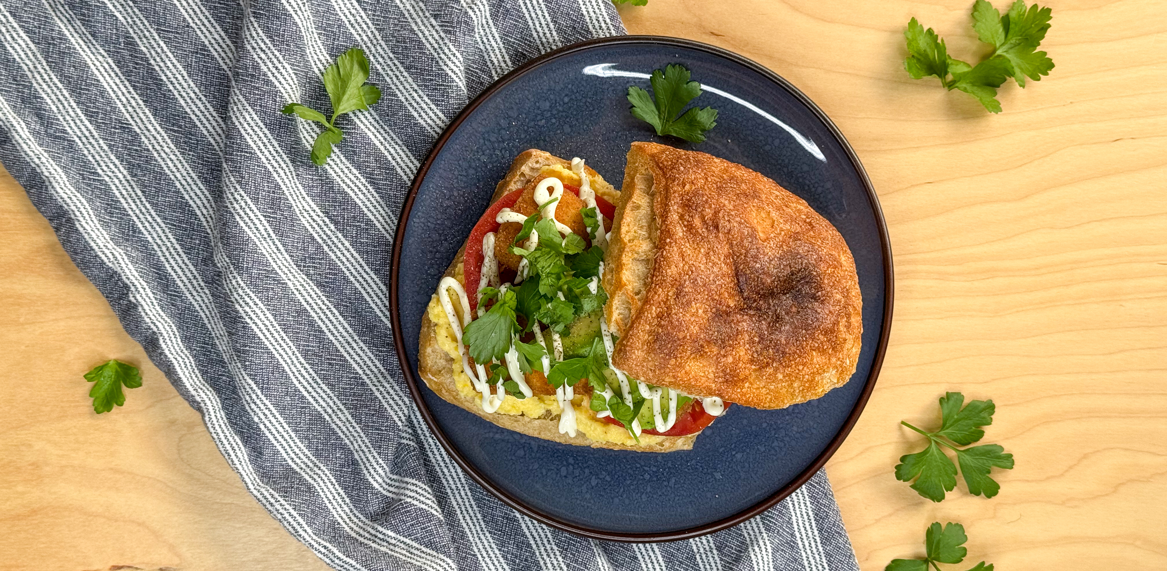 Vegansk sandwich med friteret tofu