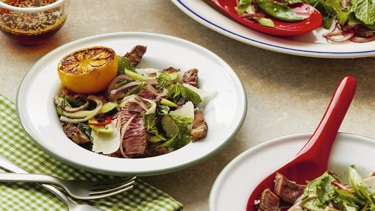 Oksekødssalat med parmesan, urter og chili