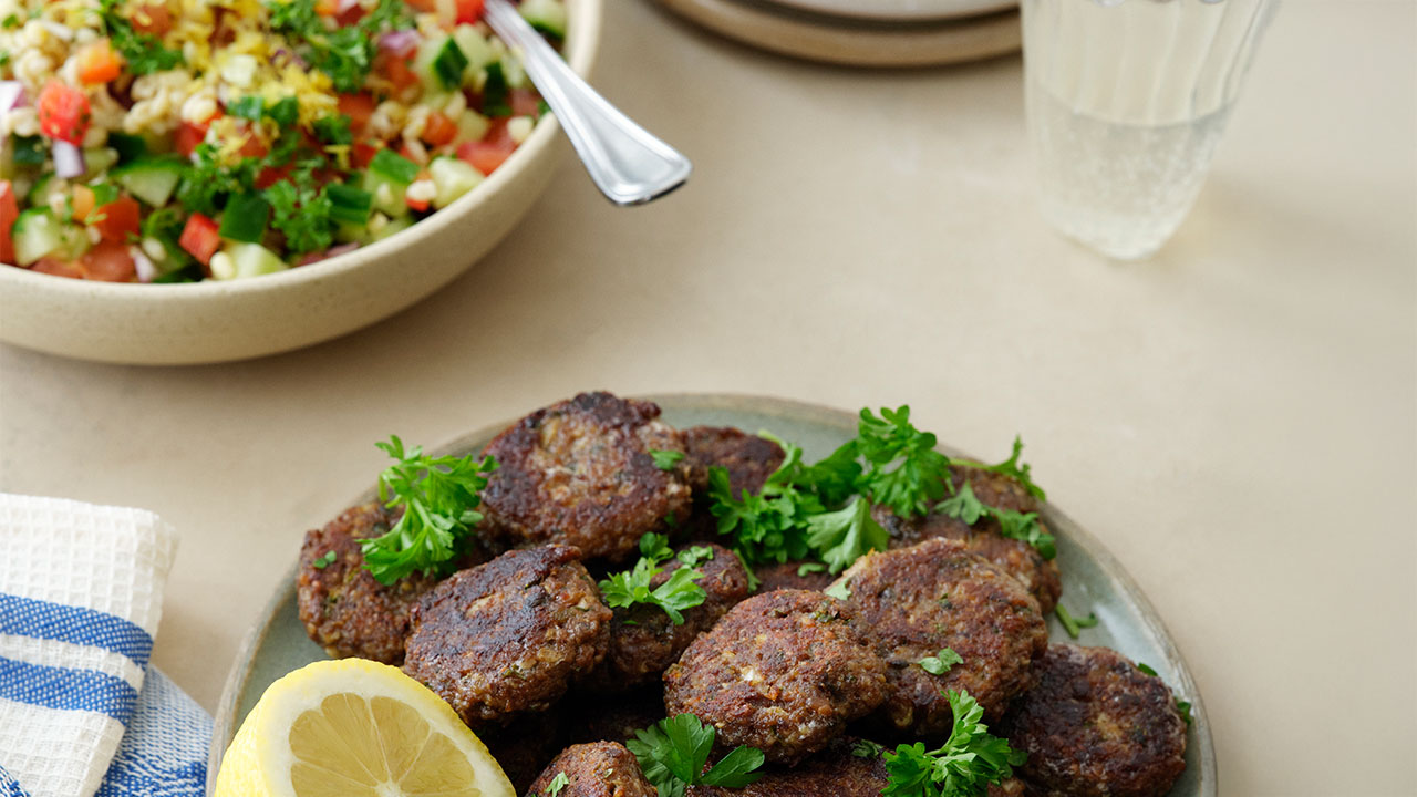 Rugbrødsfalafler med tabbouleh-salat