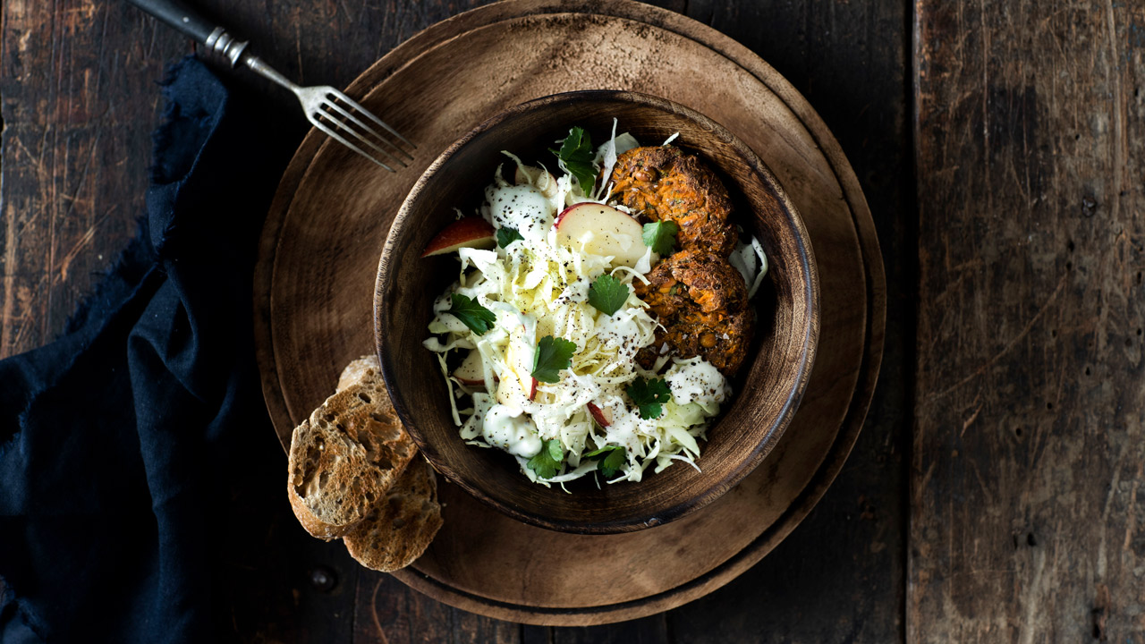 Kikærtebøffer og søde kartofler med sprød spidskålssalat