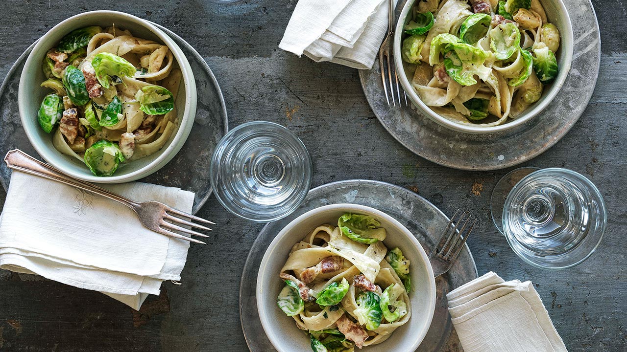 Fettuccine Alfredo-style med rosenkål