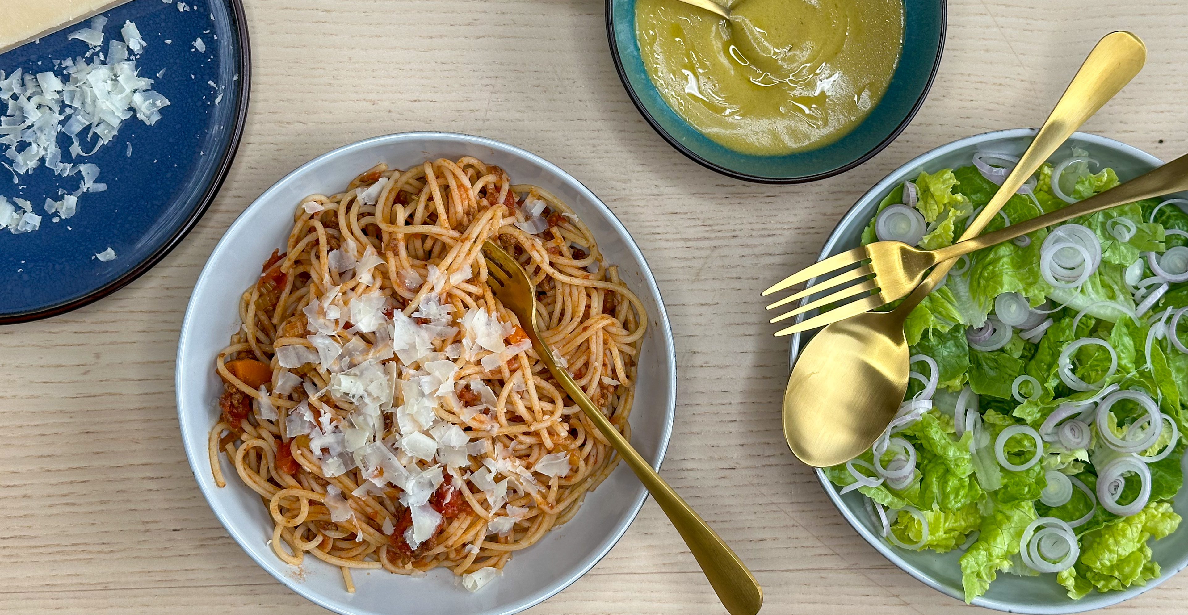 Spaghetti bolognese med salat