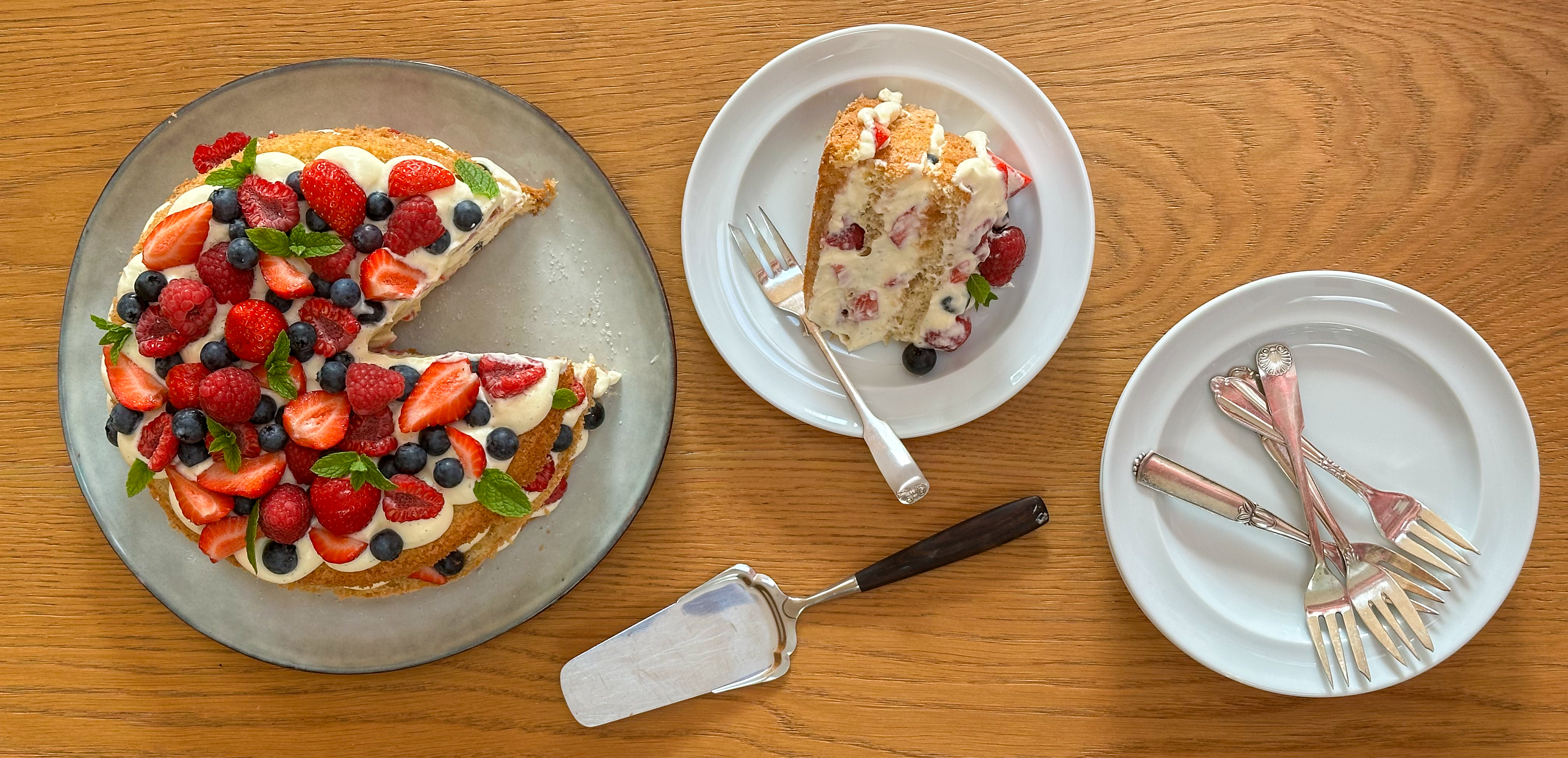 Gammeldags lagkage med bær