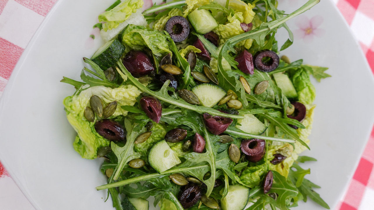 Grøn salat med krydderurter og græskarkerner